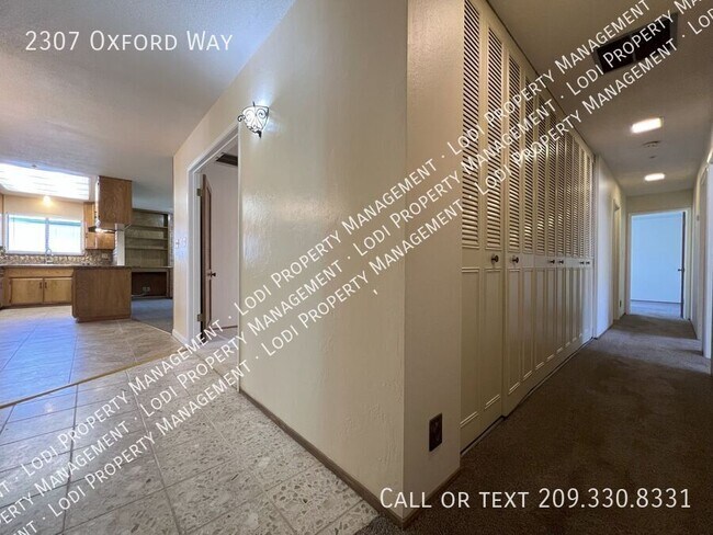 Building Photo - 2307 Oxford Way