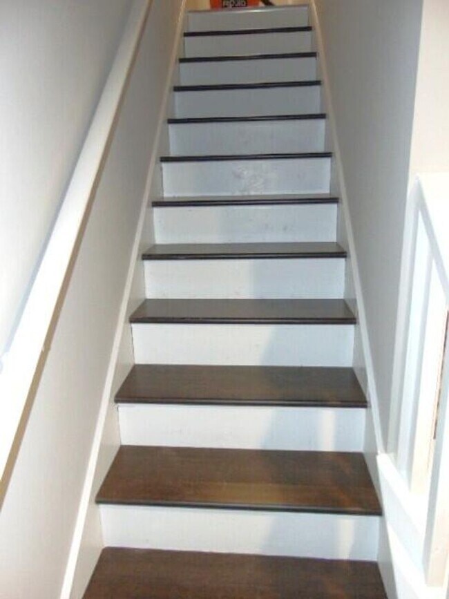 Building Photo - END UNIT TOWNHOME