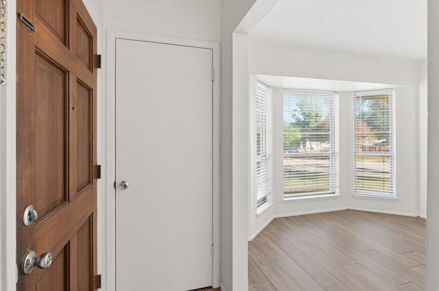 Building Photo - 5922 Moon Dance St