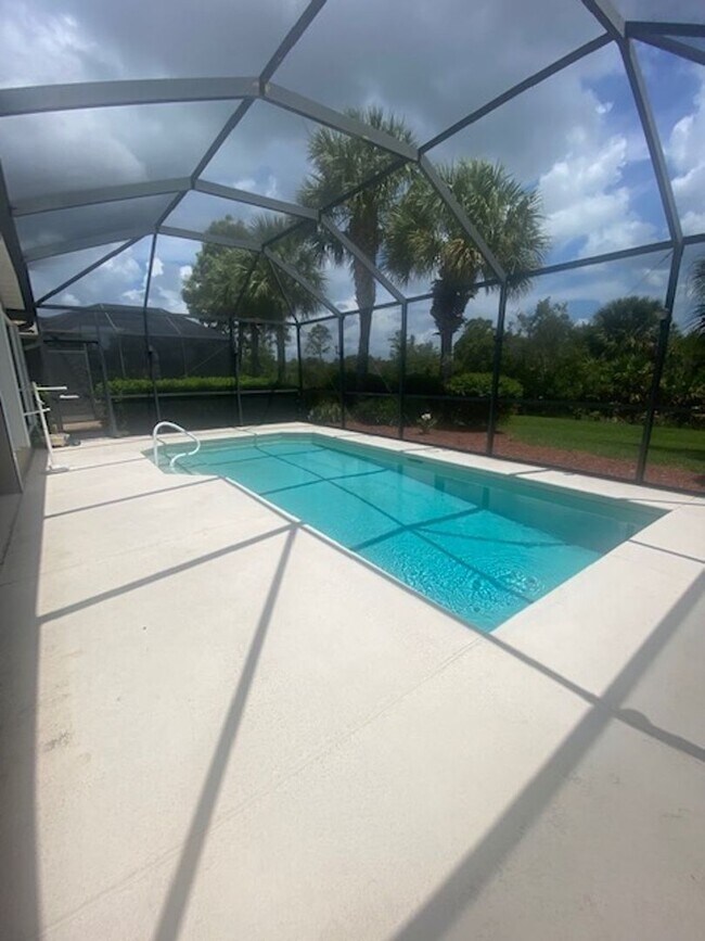 Building Photo - 3 bedroom 2 bath pool home in Colonial Cou...