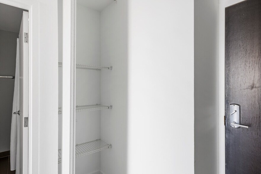 Building Photo - 2625 N Clark St