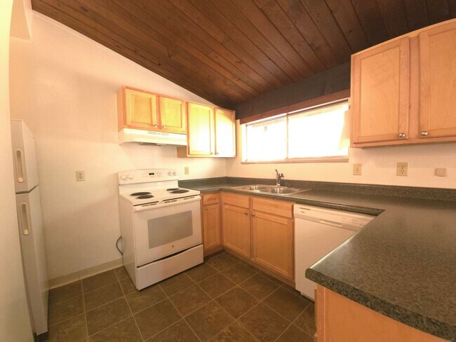 Building Photo - 3 Bedroom Apartment on West Side Of The Hill