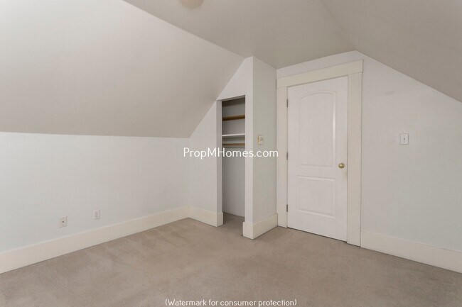 Building Photo - Classic Two Bedroom Bungalow In The Heart Of Sellwood!