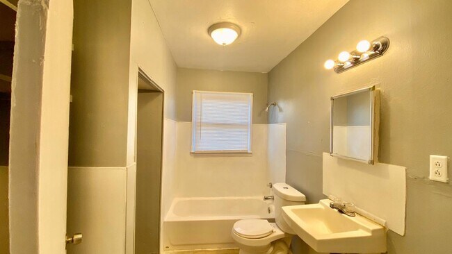Building Photo - Handyman Special $0 First Month's Rent / “You fix, you SAVE BIG!!” Contact Mayshell for details: ...