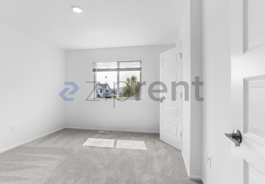 Building Photo - Unit