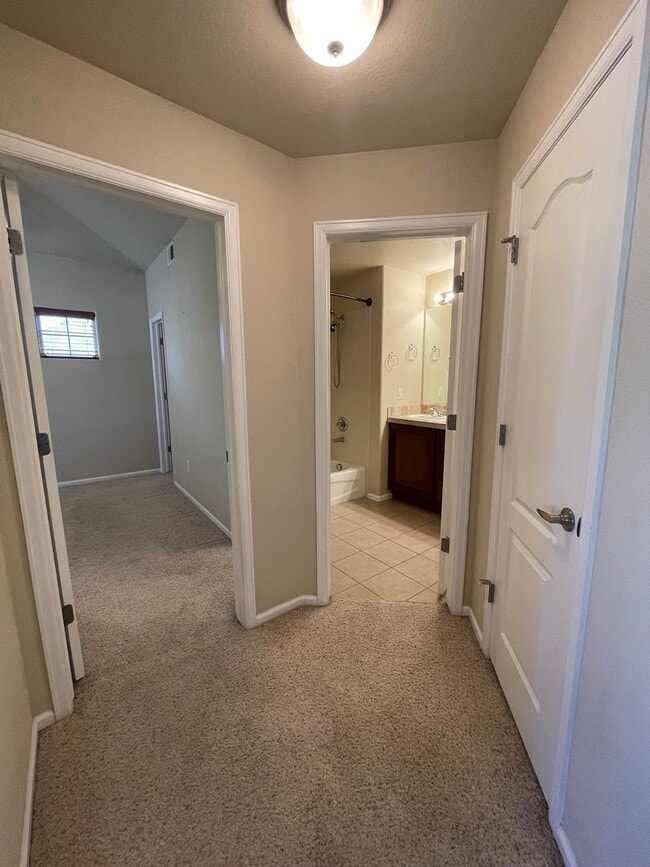 Building Photo - 2 bed/1 bath Townhome with Garage, Pool, Clubhouse