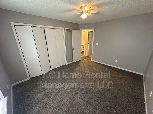 Building Photo - 808 SW Meadowridge Dr