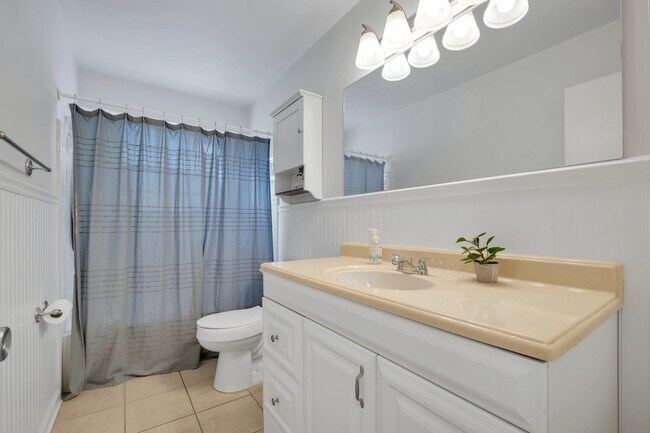 Building Photo - 890 Richardson Rd