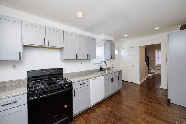 Building Photo - 835 Peninsula Blvd