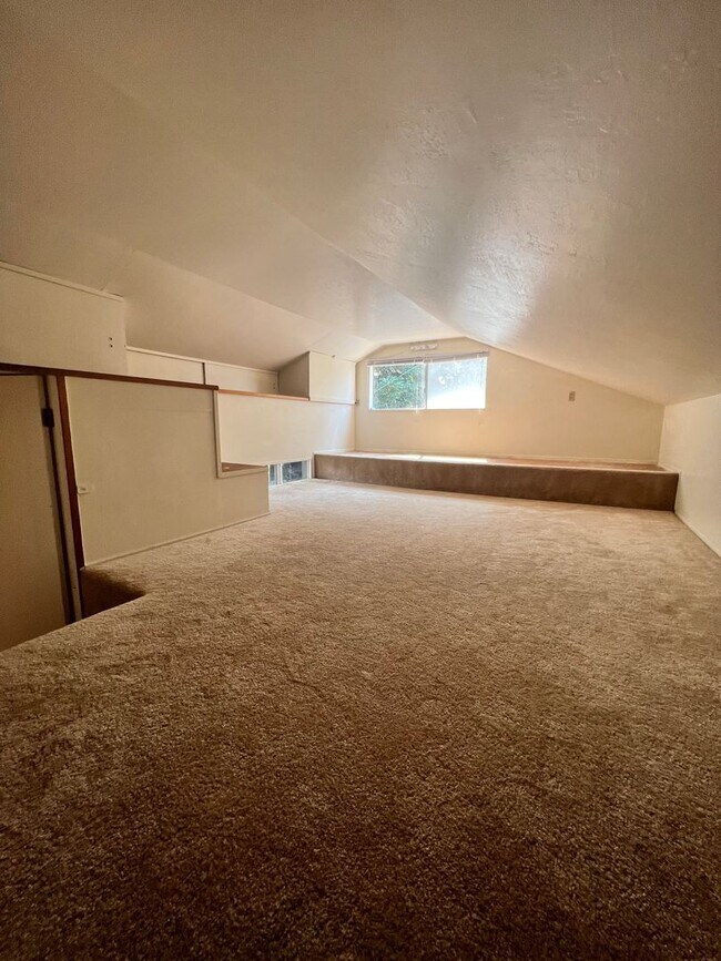 Building Photo - 2 Bedroom Blue Lake House with extra Loft Space!