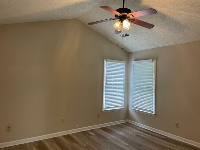 Building Photo - 10 Creekstone Ct