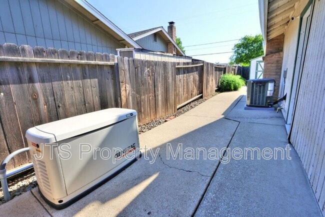 Building Photo - 6069 Kingwood Cir