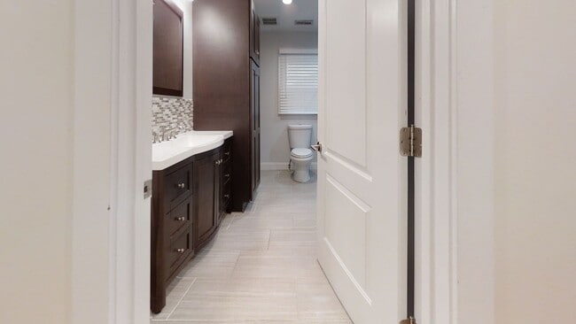 Building Photo - Welcome home to this stunning 1Bd/1Bth condo nestled in the heart of beautiful historic Old Town!