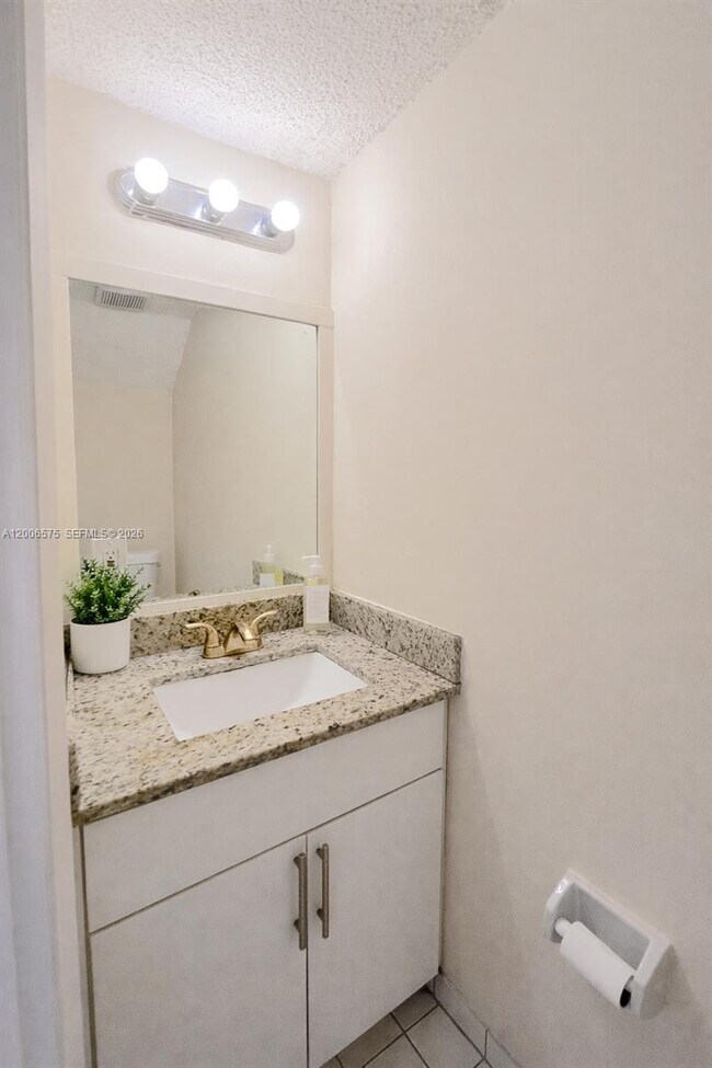 Building Photo - 8870 Fontainebleau Blvd