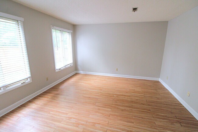 Building Photo - 2528 Vail Ave