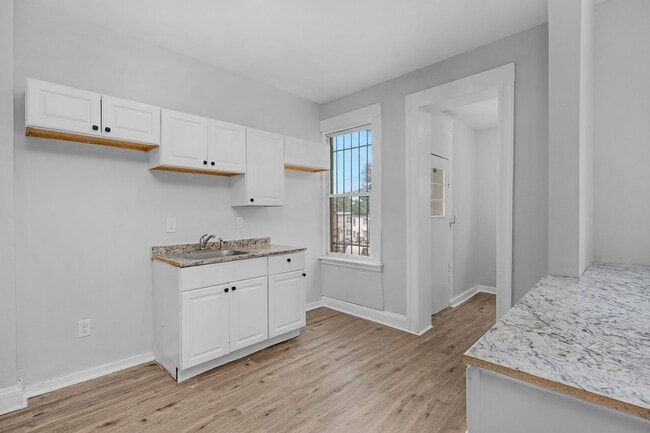 Building Photo - 4 Bedroom 2 Bathroom in Lower Edmondson Village