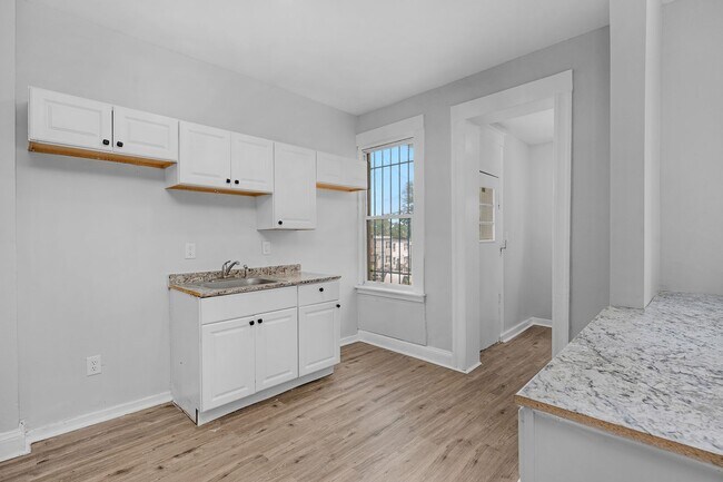 Building Photo - 405 Edgewood St
