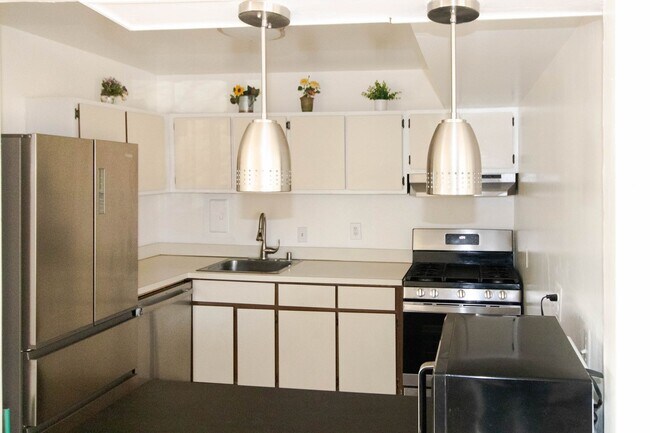 Building Photo - Beautiful top-level 1 bedroom, 1 bathroom condo in Alexandria City