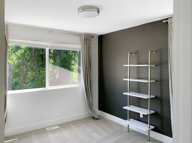 Building Photo - 4Bd/2.5Ba Renton Home