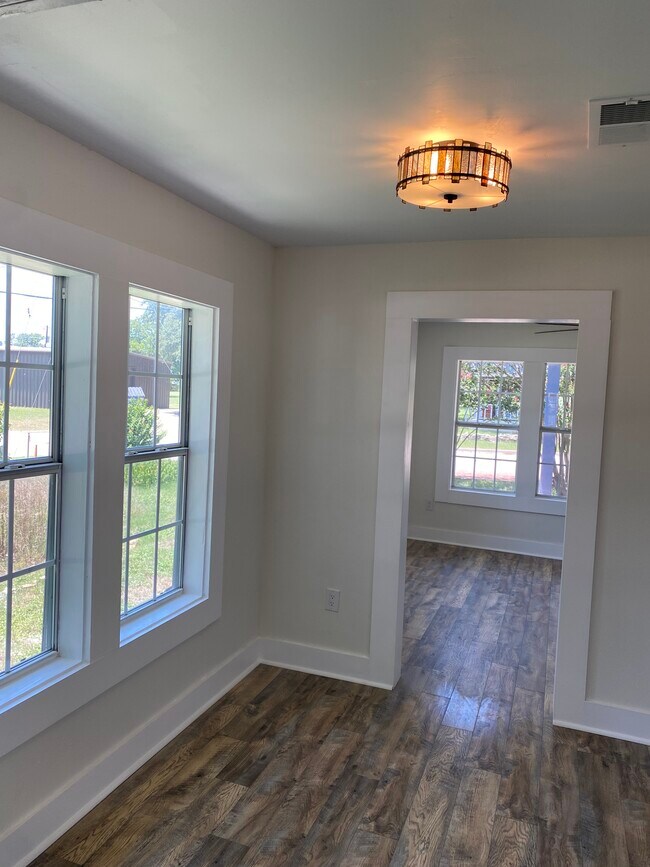 Building Photo - 401 E Brier St
