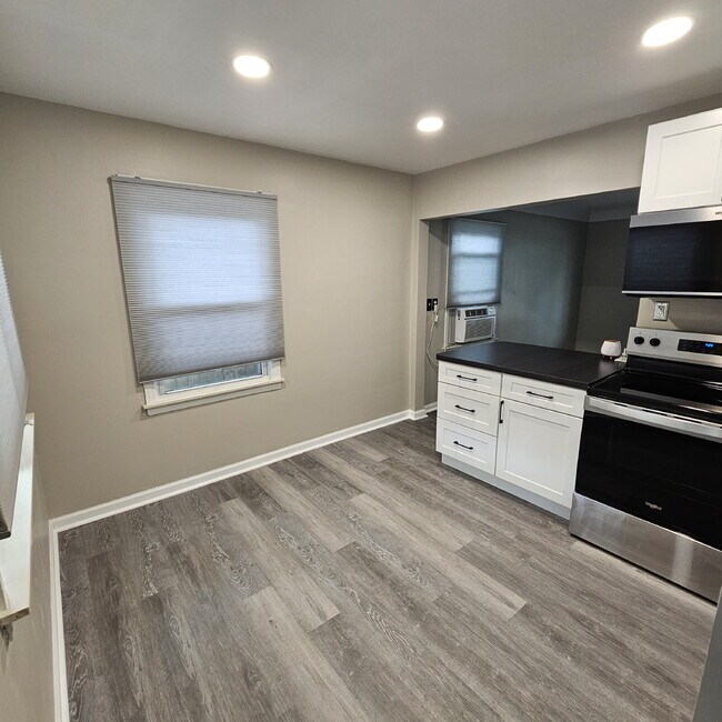 Building Photo - Charming 2-Bedroom Ranch in Royal Oak – Co...