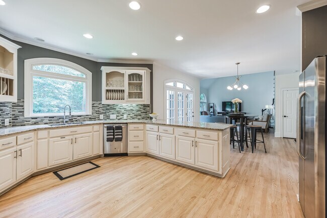 Kitchen - dishwasher and seating area - 510 Newburgh Way