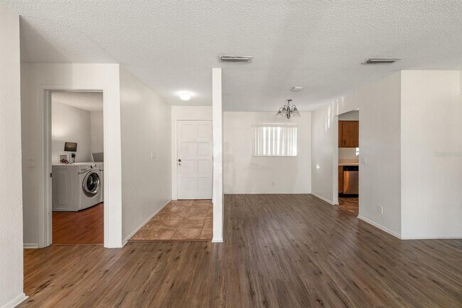 Building Photo - 200 Country Club Dr