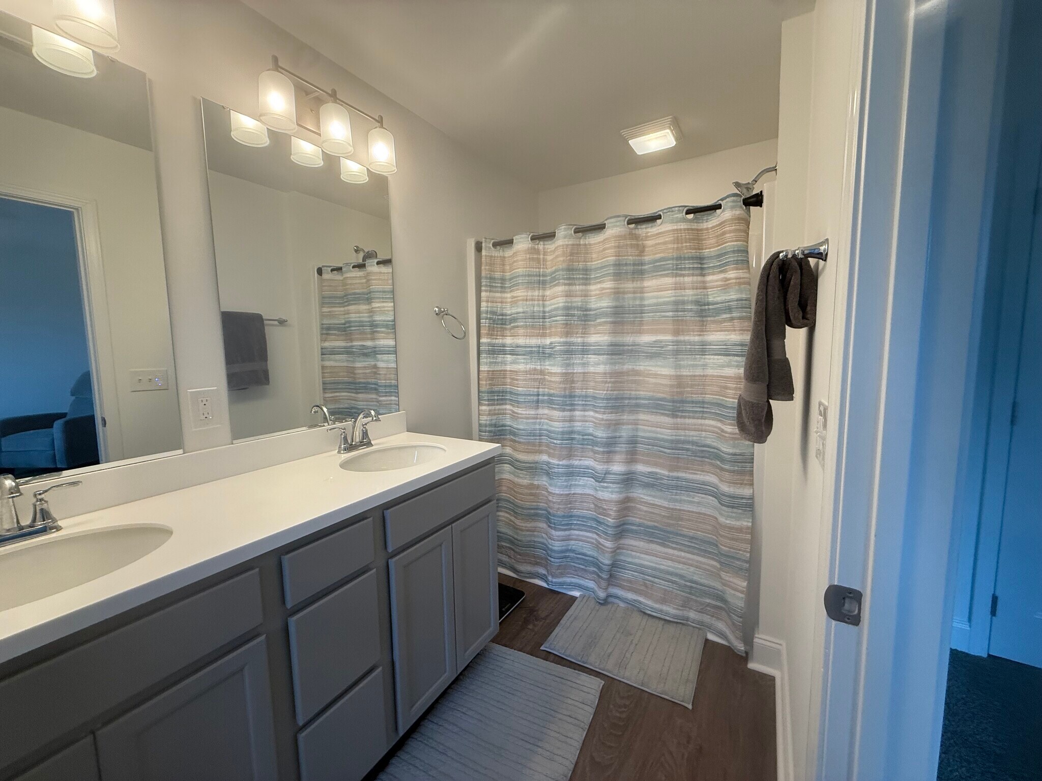 Double sinks in the master bathroom - 1516 Mountain Quail Cir