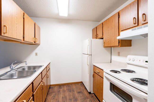 Fargo, ND Candlelight Apartments | 11B | Kitchen - Candlelight