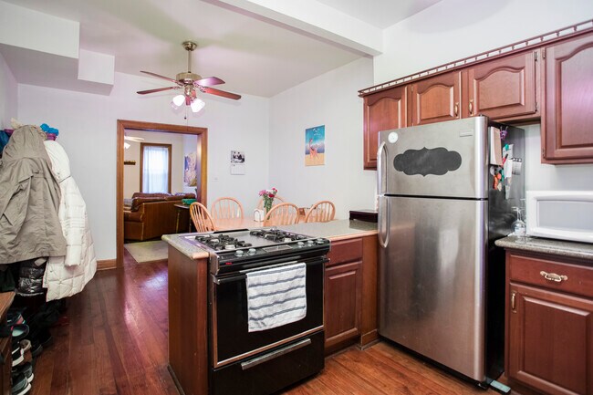 Building Photo - 421 E Carson St