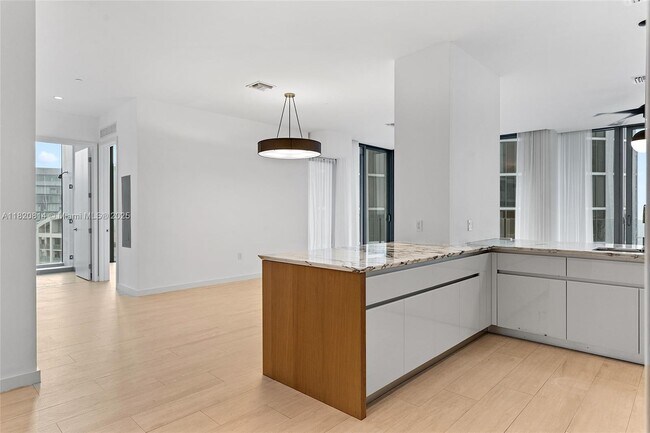 Building Photo - 2831 S Bayshore Dr