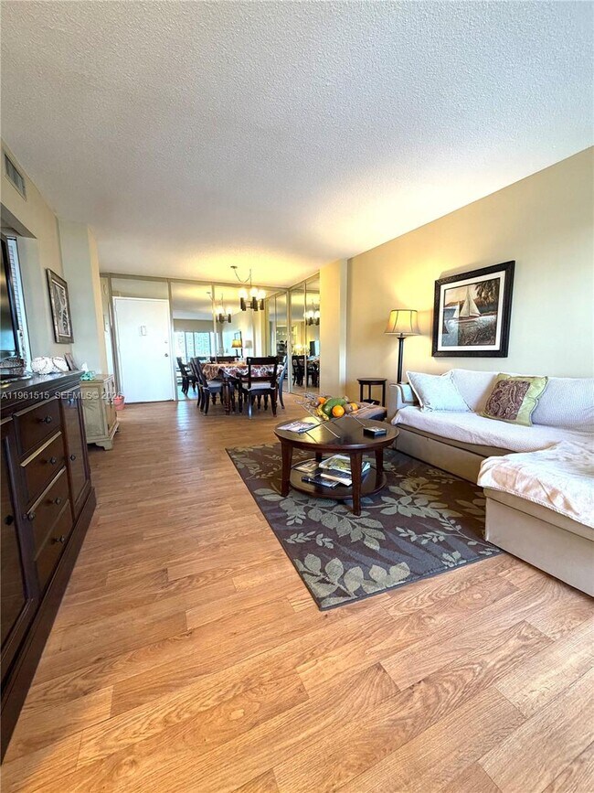 Building Photo - 400 Kings Point Dr