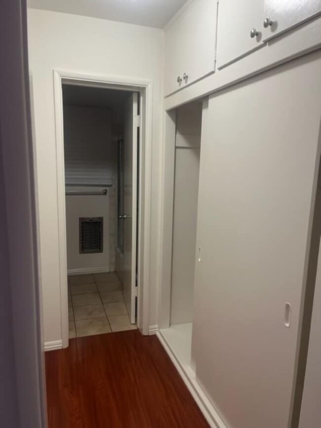 Building Photo - Beautiful One bedroom in gated complex one block from Ocean In Long Beach