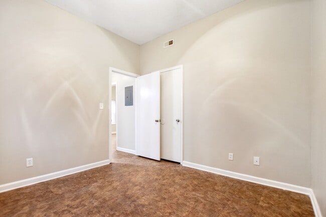 Building Photo - 701 Peachers Dr
