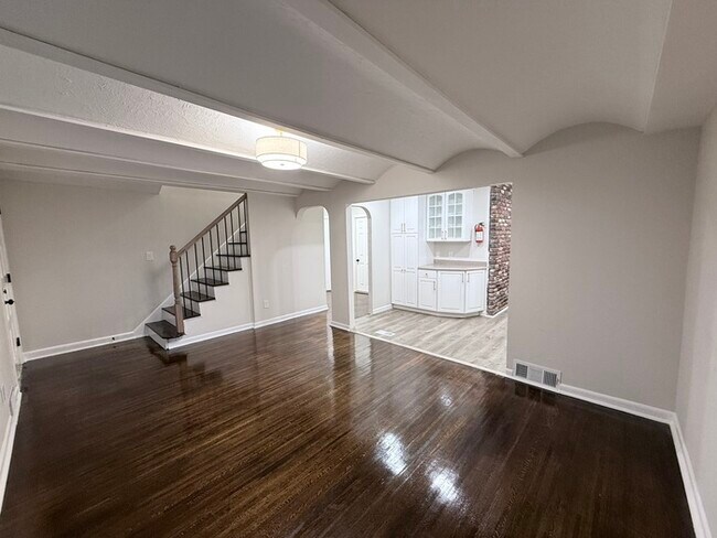 Building Photo - 226 S Moore Ave