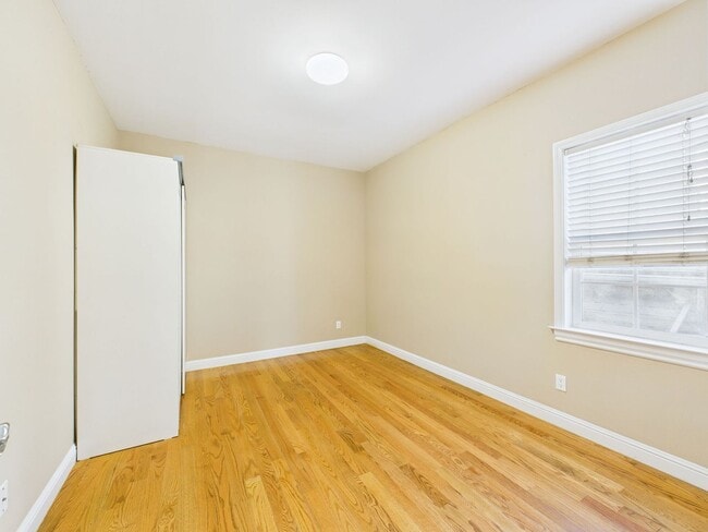 Building Photo - Spacious 3 bed/2 bath in prime Ingleside location near Ocean Ave.