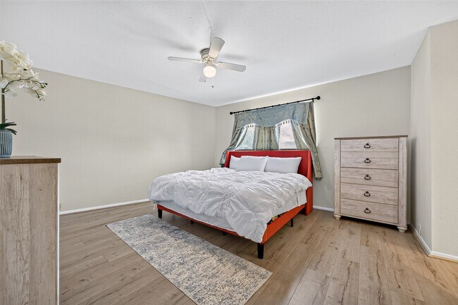 Building Photo - 3303 W Greenridge Dr