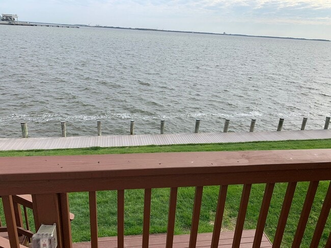 Building Photo - Gorgeous 3 BR/2 Full BA & 2 Half BA Waterf...