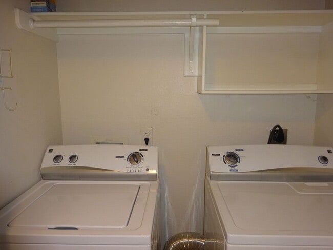 Building Photo - For Lease 1st Floor Unit | 2 Bed, 1 Bath | 860 Sq Ft | Southland Terrace Community |