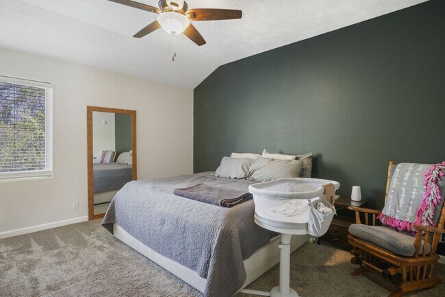 Building Photo - Stunning Raised Ranch | 4 Bedroom 3 Bathro...