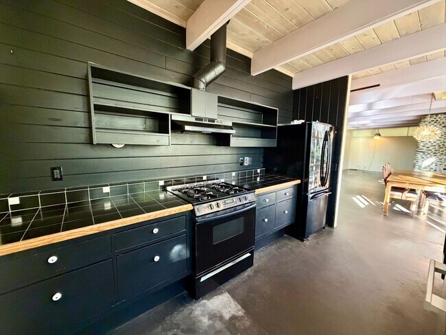 Building Photo - Unique 2 bedroom 2 bath home in Pacific Grove!