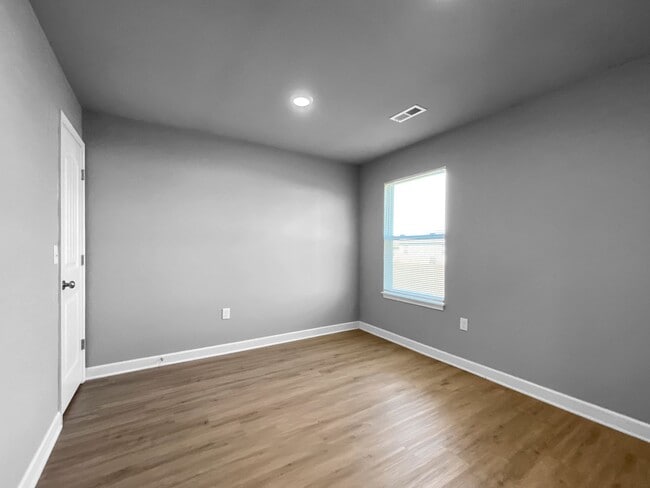 Building Photo - Charming 3-Bed, 2-Bath Ranch style duplex in the Colonial Gardens