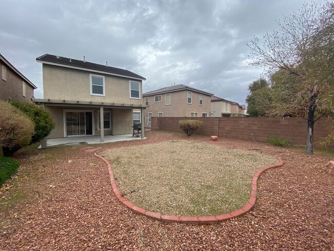 Building Photo - Wonderful 4 bed/2.5 bath home located in Summerlin