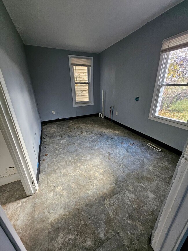 Building Photo - 4 bedroom single family home