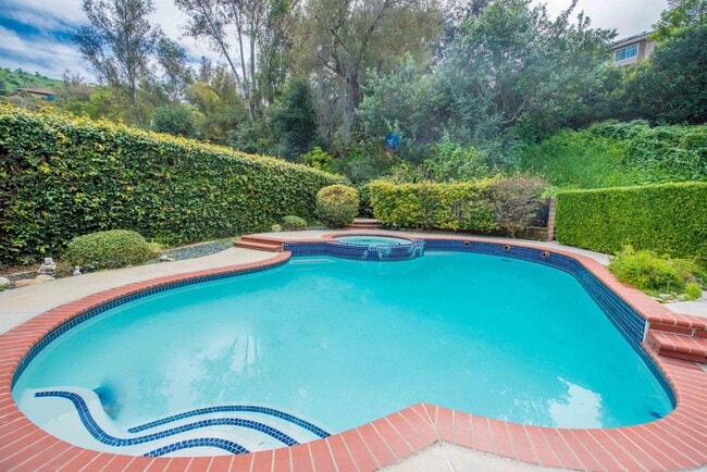 Building Photo - Rose Hills