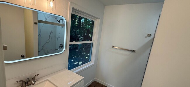 Building Photo - Well-cared-for home with strong curb appeal and quality updates in Southeast Portland.