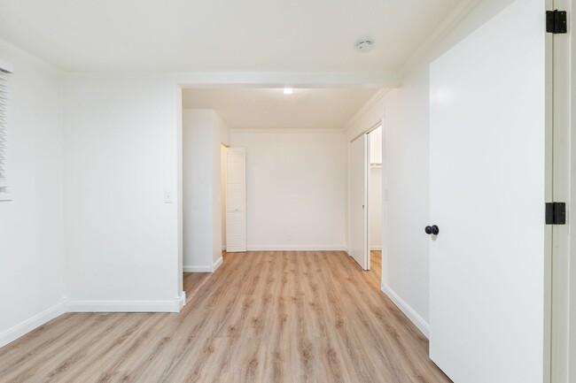 Building Photo - Renovated 2BR in Milwaukie