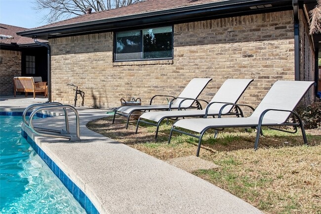 Building Photo - 2212 Parkhaven Dr