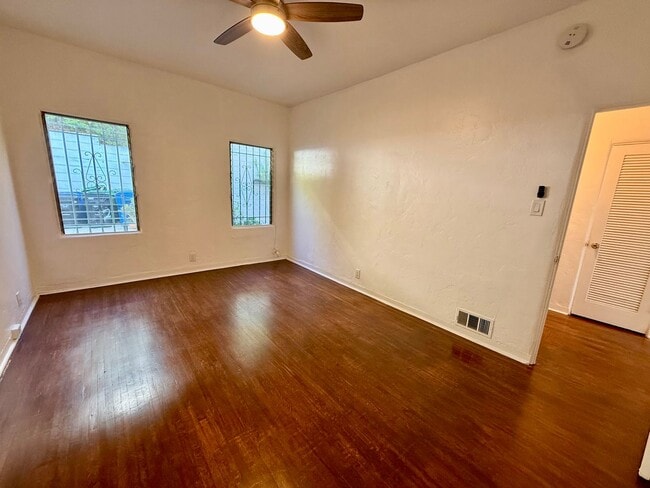 Building Photo - 2166 Beachwood Terrace