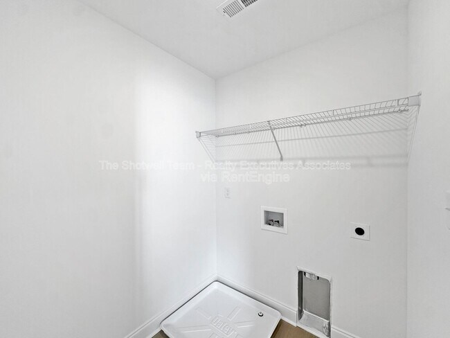 Building Photo - 1724 Bennett Vlg Dr